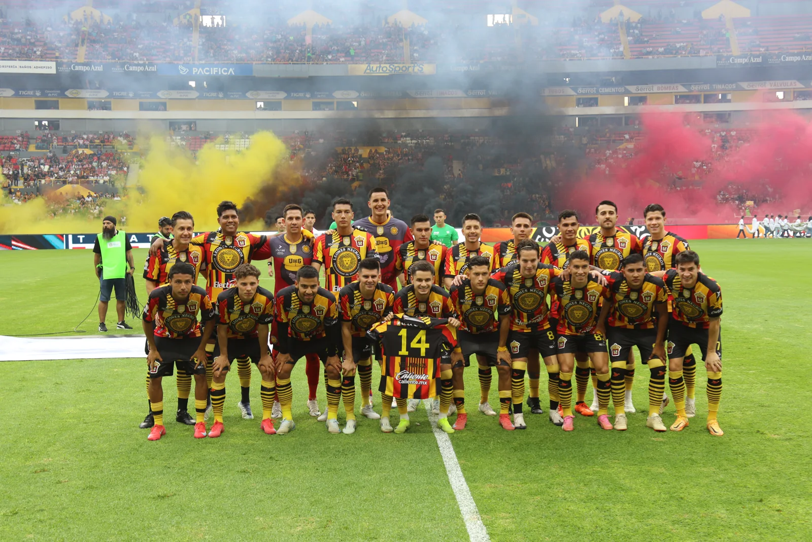 Equipo Leones Negros de la Universidad de Guadalajara en el Estadio Jalisco