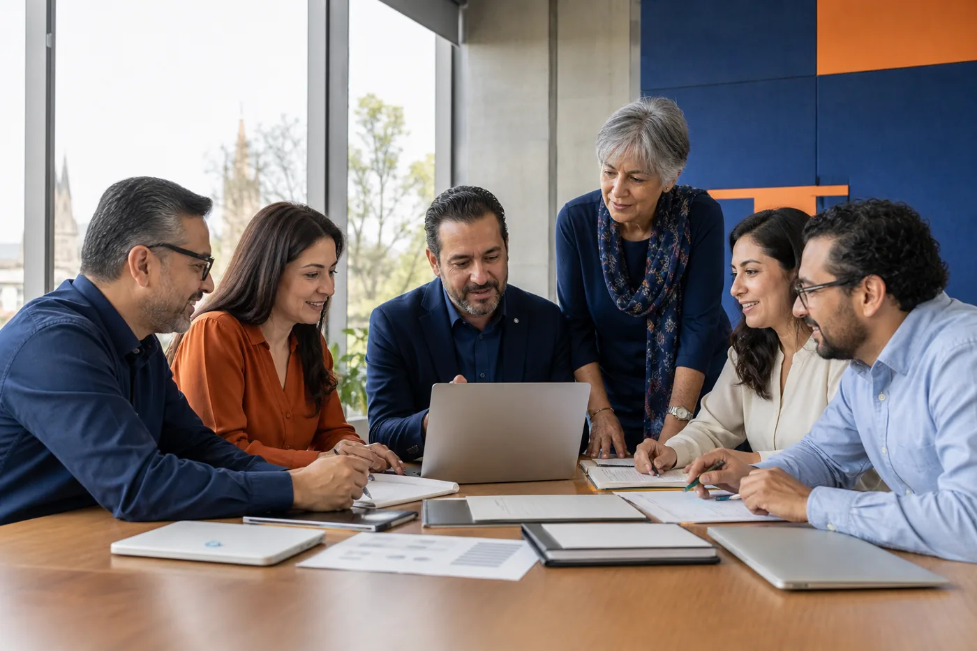 Equipo académico de IESDA colaborando